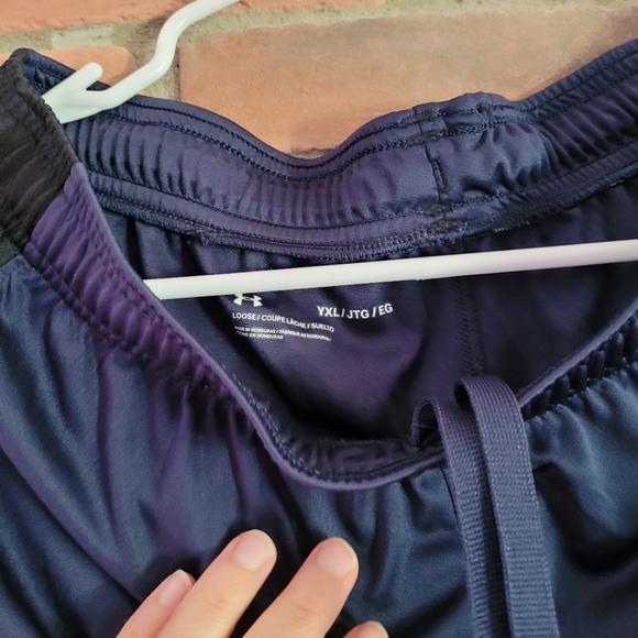Under armour XL kids short - Picture 2 of 2